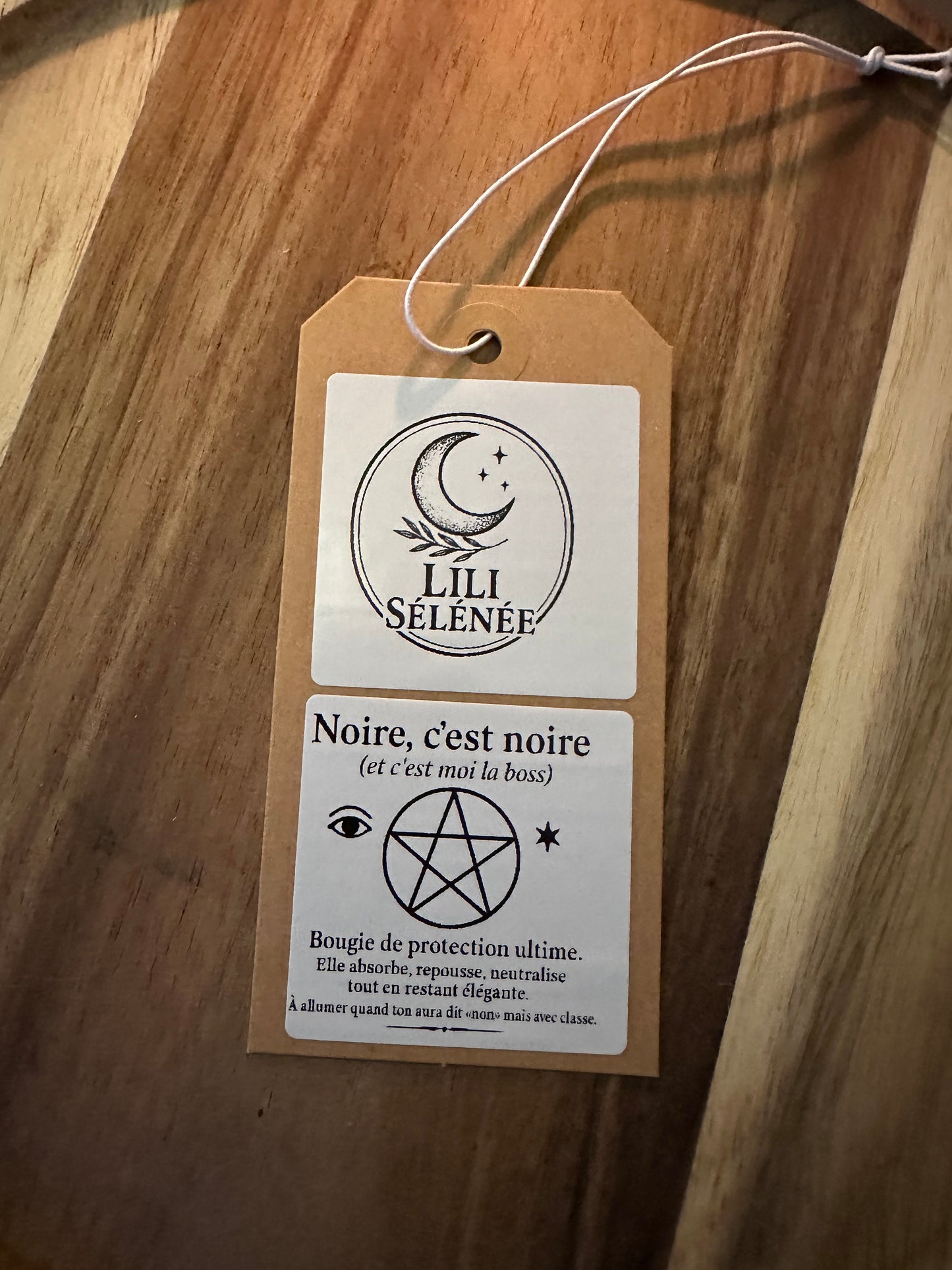 Bougie cire d'abeille roulée de protection / Noire c'est noire